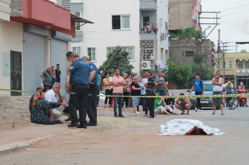 Body of Filiz Kaplan, killed by her ex-husband, lies on the ground, Mersin, June 28, 2019. (İHA Photo)