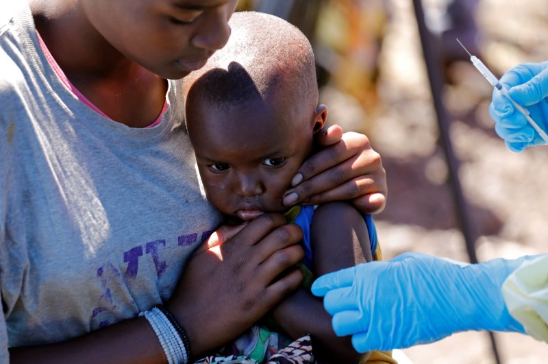 A child reacts as a health worker injects her with the Ebola vaccine, Goma, Aug. 5, 2019. (REUTERS Photo)