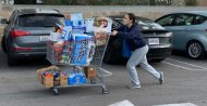 People buy water, food and toilet paper at a store, as they begin to stockpile essentials from fear that supplies will be affected by the spread of the coronavirus outbreak across the country, in Los Angeles, Feb. 29, 2020. (AFP Photo)