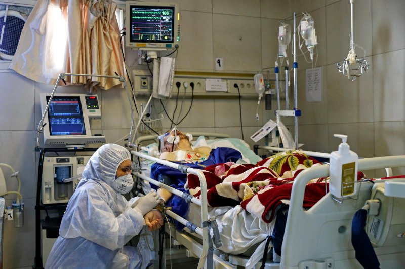An Iranian medic treats a patient infected with the COVID-19 virus at a hospital in Tehran, March 1, 2020. (AFP Photo)