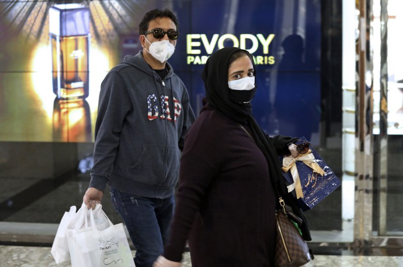 People shop while wearing face masks and gloves, Tehran, March 3, 2020. (AP Photo)