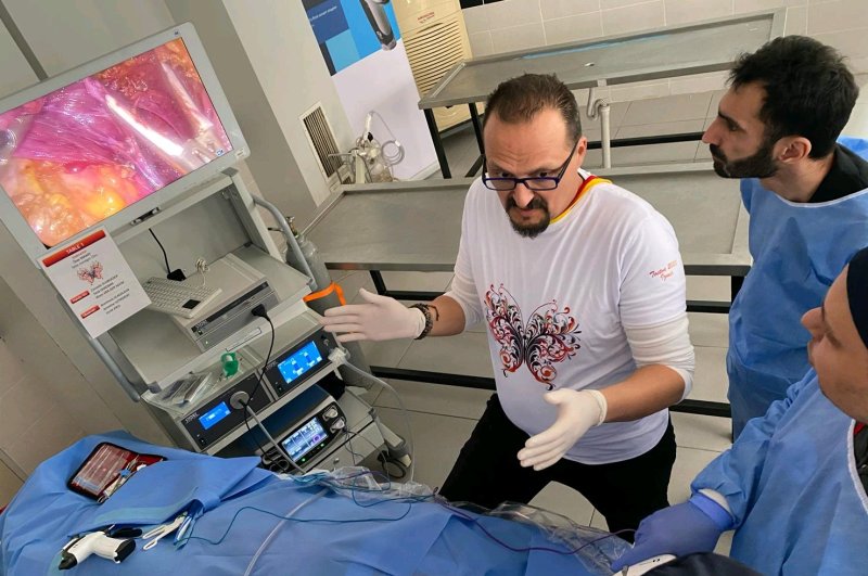 Özer Makay (L) trains surgeons from around the world at İzmir's Ege University. (AA Photo)