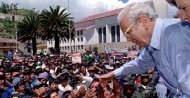 Former U.N. Secretary-General and presidential candidate Javier Perez de Cuellar greets supporters in Sicuani, after giving a public speech during a campaign rally in the Andes, Peru, April 5, 1995. (Reuters File Photo)