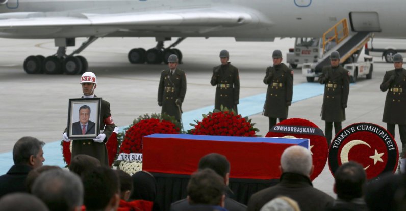 Flag-wrapped coffin of Karlov is carried to a plane during a ceremony, Ankara, Dec. 20, 2016. (Reuters Photo)