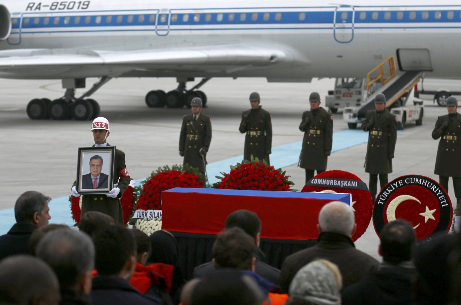 Flag-wrapped coffin of Karlov is carried to a plane during a ceremony, Ankara, Dec. 20, 2016. (Reuters Photo)
