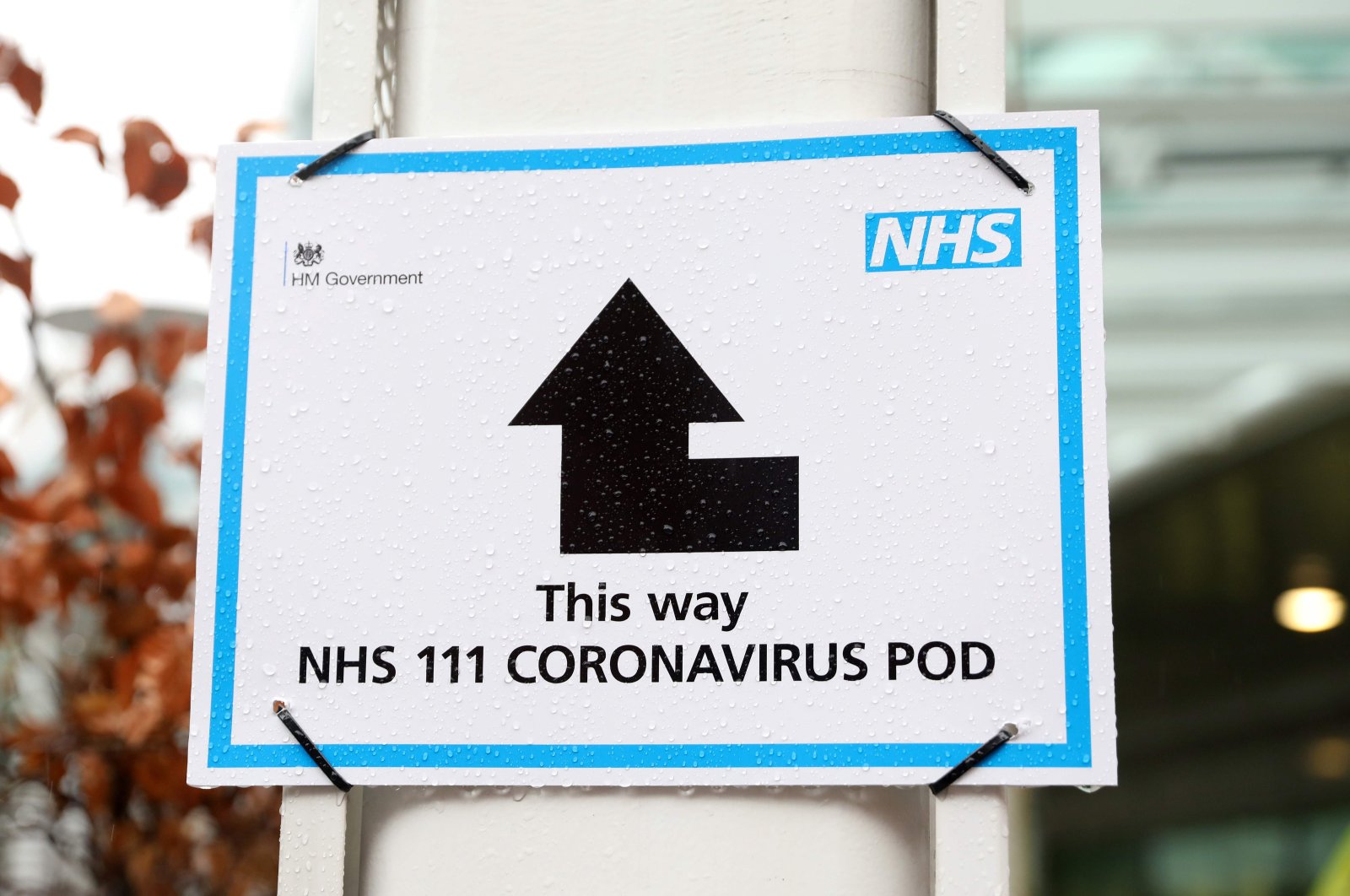 A sign directing patients toward an NHS 111 Coronavirus Pod outside University College Hospital, London, March 5, 2020. (AFP Photo)