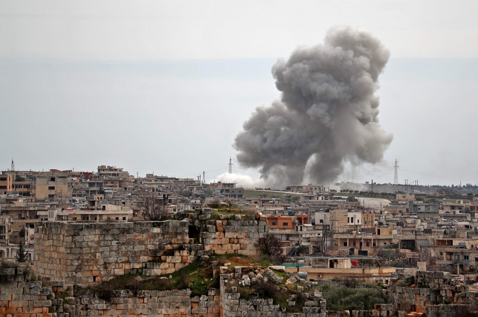Plumes of smoke rise following Russian air strikes on the village of al-Bara in the southern part of Syria's northwestern Idlib province, March 5, 2020. (AFP)