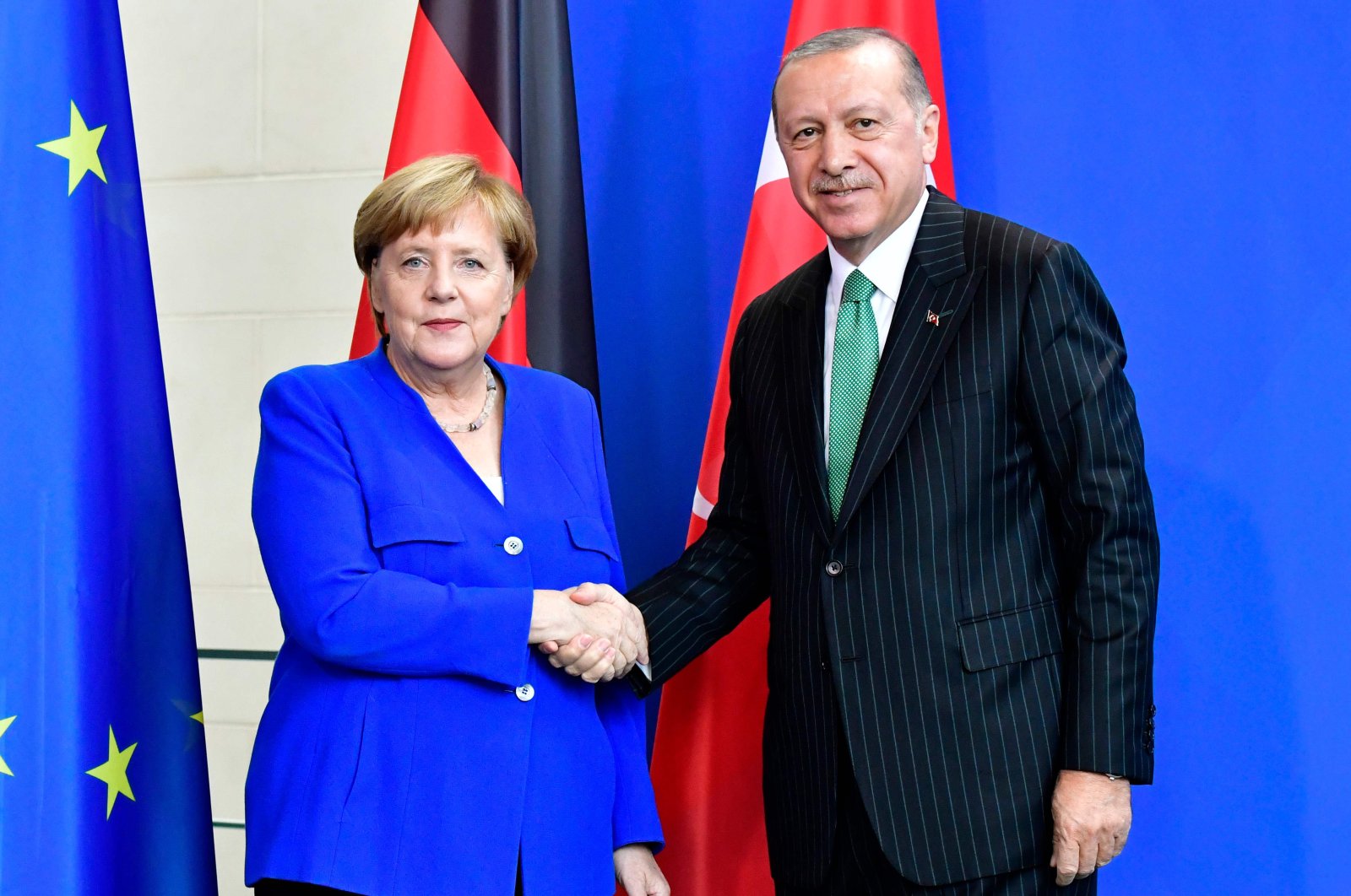 German Chancellor Angela Merkel (l) and President Recep Tayyip Erdoğan shake hands after a joint press conference after bilateral talks on September 28, 2018 at the chancellery in Berlin (AFP File Photo)