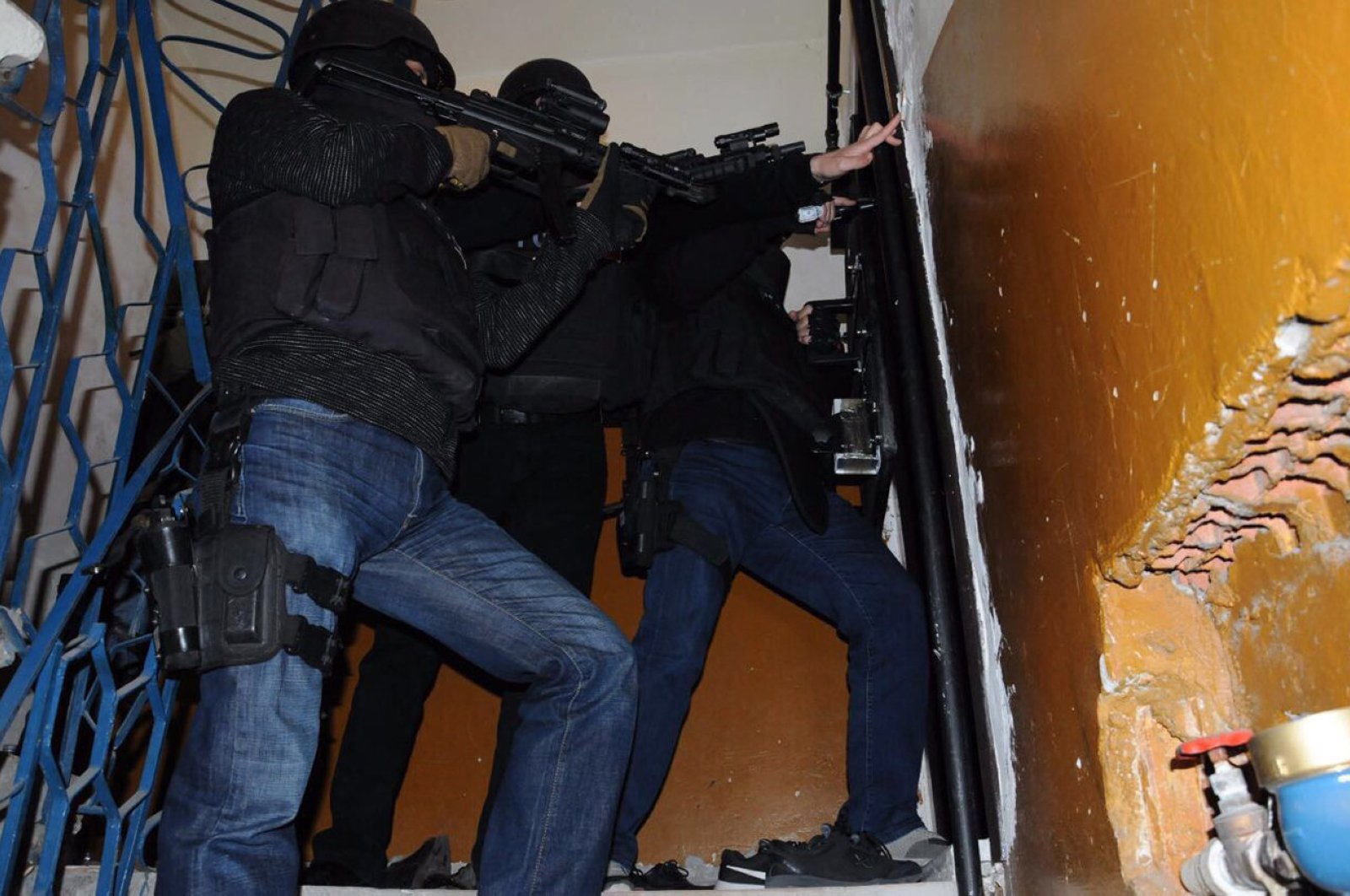 Turkish security forces raid an apartment in Istanbul during a counter-terror operation (Sabah File Photo)