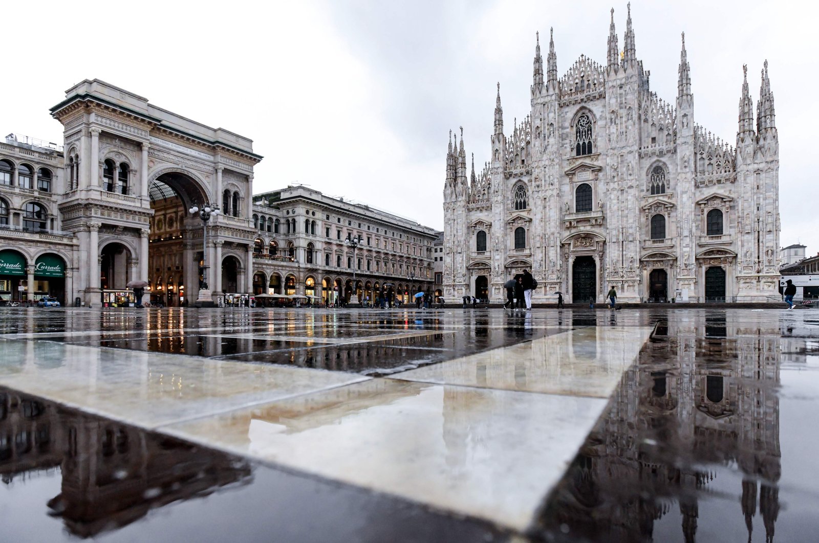 A picture shows the deserted Piazza Duomo in Milan, on March 5, 2020. (AFP Photo)
