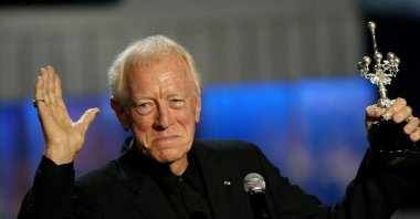 Swedish actor Max von Sydow holds his Donostia Award which he was given in recognition for his lifetime career during the San Sebastian's International Film Festival in Spain, Sept. 24, 2006. (REUTERS Photo)