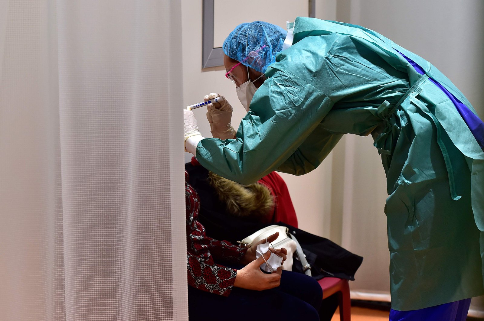 A doctor examines a patient at the hospital screening unit of the CHU Pellegrin in Bordeaux, southwestern France on March 9, 2020. (AFP Photo)