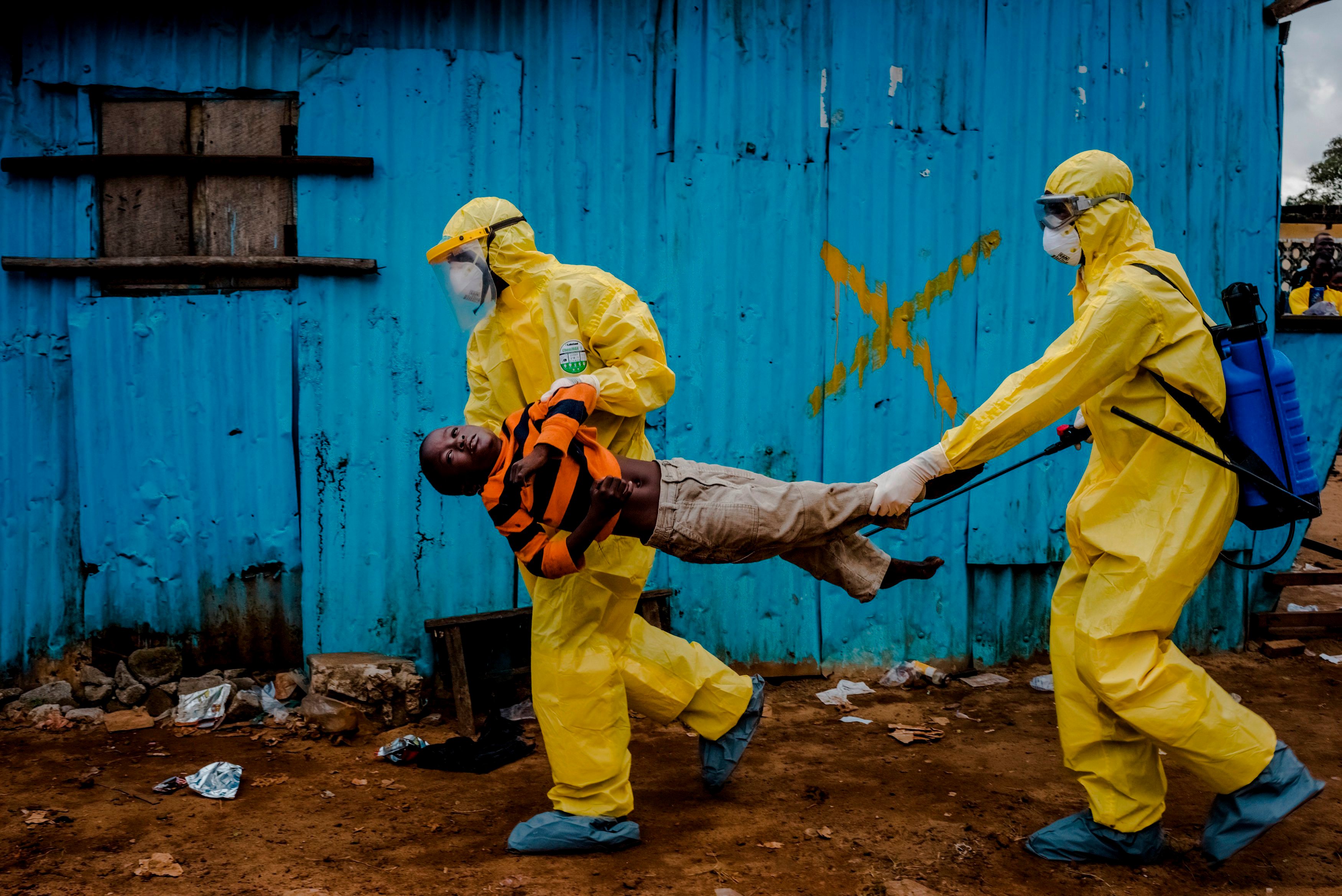 Medical staff carry James Dorbor, 8, suspected of having Ebola, into a treatment facility in Monrovia, Liberia, Sept. 5, 2014. (REUTERS Photo)