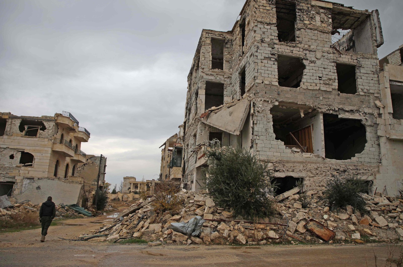 
A damaged building in the Syrian opposition-held Al-Rashidin district of western Aleppo's countryside near Idlib province, Nov. 26, 2018. (AFP)
