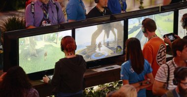 Gamers try out "The Legend of Zelda: Breath of the Wild" in the Nintendo booth during the annual E3 2016 gaming conference at the Los Angeles Convention Center in Los Angeles, California, June 14, 2016.  (AFP File Photo)