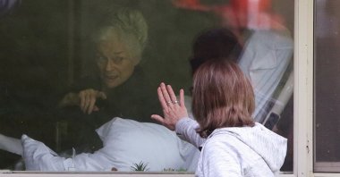 Lori Spencer visits her mom, Judie Shape, 81, who Spencer says has tested positive for coronavirus, at Life Care Center of Kirkland, the Seattle-area nursing home at the epicenter of one of the biggest coronavirus outbreaks in the United States, in Kirkland, Washington, U.S. March 11, 2020. (REUTERS Photo)