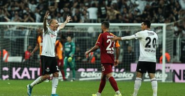 Beşiktaş players celebrate defeating Galatasaray in a Süper Lig match in Istanbul, Oct. 28, 2019. (AA Photo)