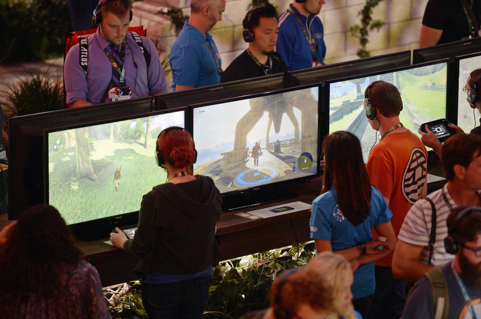 Gamers try out "The Legend of Zelda: Breath of the Wild" in the Nintendo booth during the annual E3 2016 gaming conference at the Los Angeles Convention Center in Los Angeles, California, June 14, 2016.  (AFP File Photo)