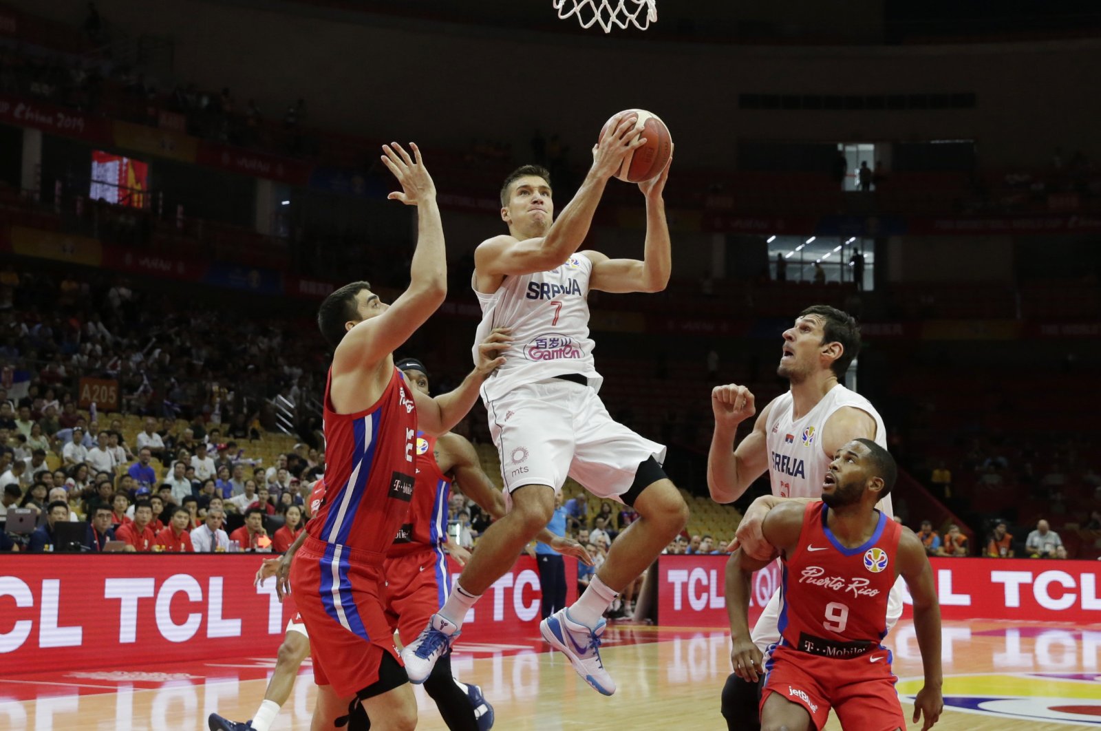 Serbia's Bogdan Bogdanovic in action with Puerto Rico's Jorge Diaz and Gary Browne during a FIBA World Cup in Wuhan, Sept. 6, 2019. (Reuters Photo)