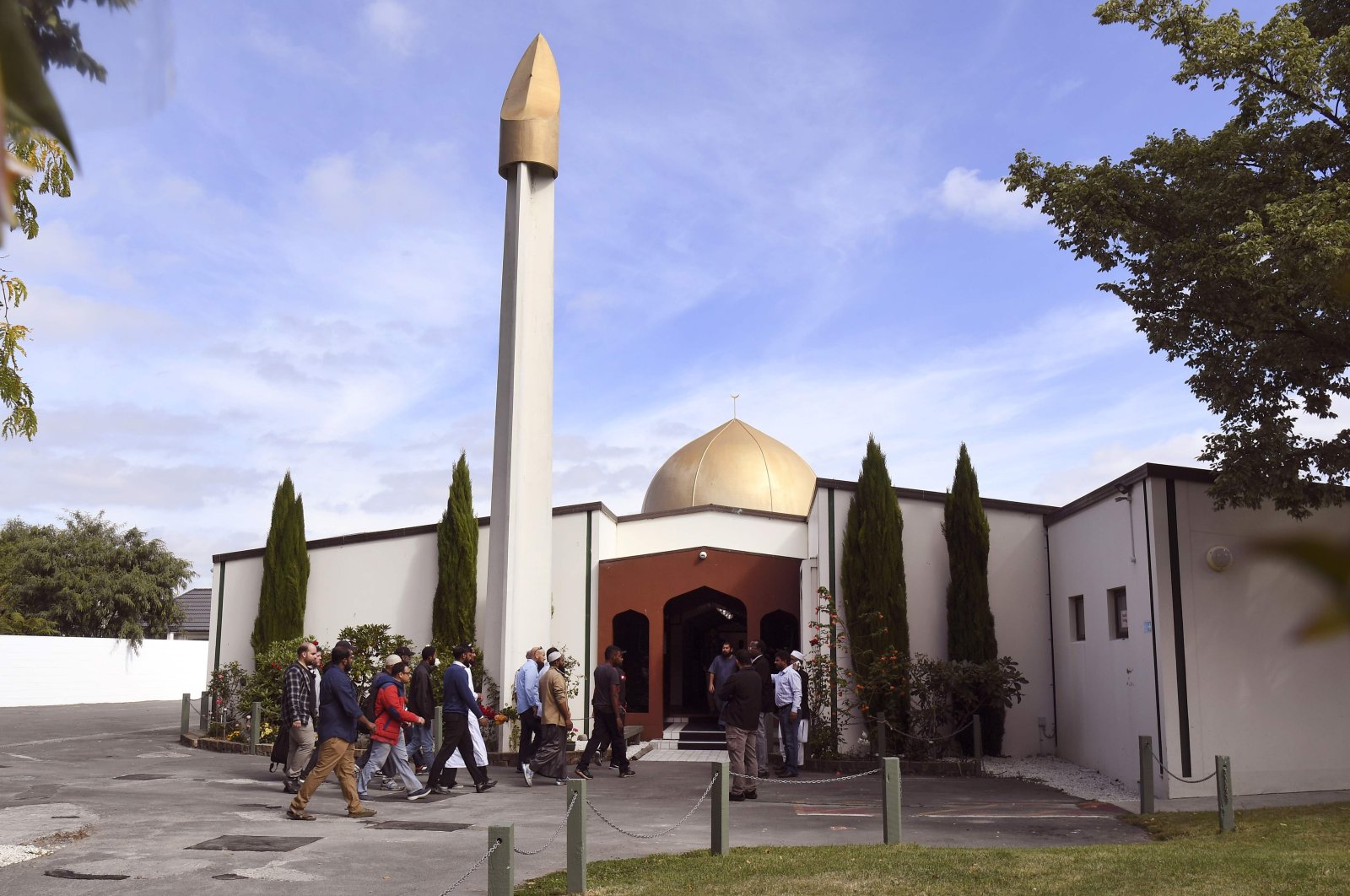 Members of the local Muslim community enter the Al Noor mosque after it was reopened in Christchurch, March 23, 2019. (AFP Photo)