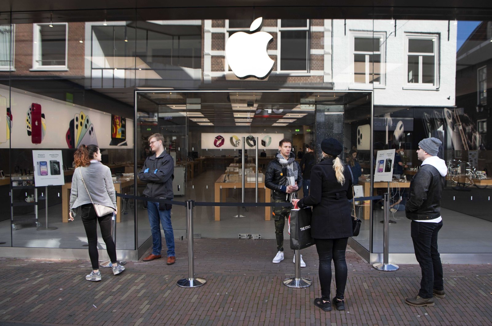 Apple Store in Grote Houtstraat in Haarlem, Netherlands, March 14, 2020. (EPA Photo)