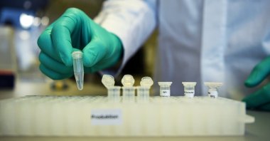 Employee Philipp Hoffmann, of German biopharmaceutical company CureVac, demonstrates research workflow on a vaccine for the coronavirus (COVID-19) disease at a laboratory, Tuebingen, March 12, 2020. (REUTERS Photo)