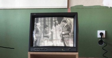 Ege Berensel installed 12 vintage, television monitors in four exhibition rooms to pay homage to Cevat Kurtuluş. (AVTOonline.org)