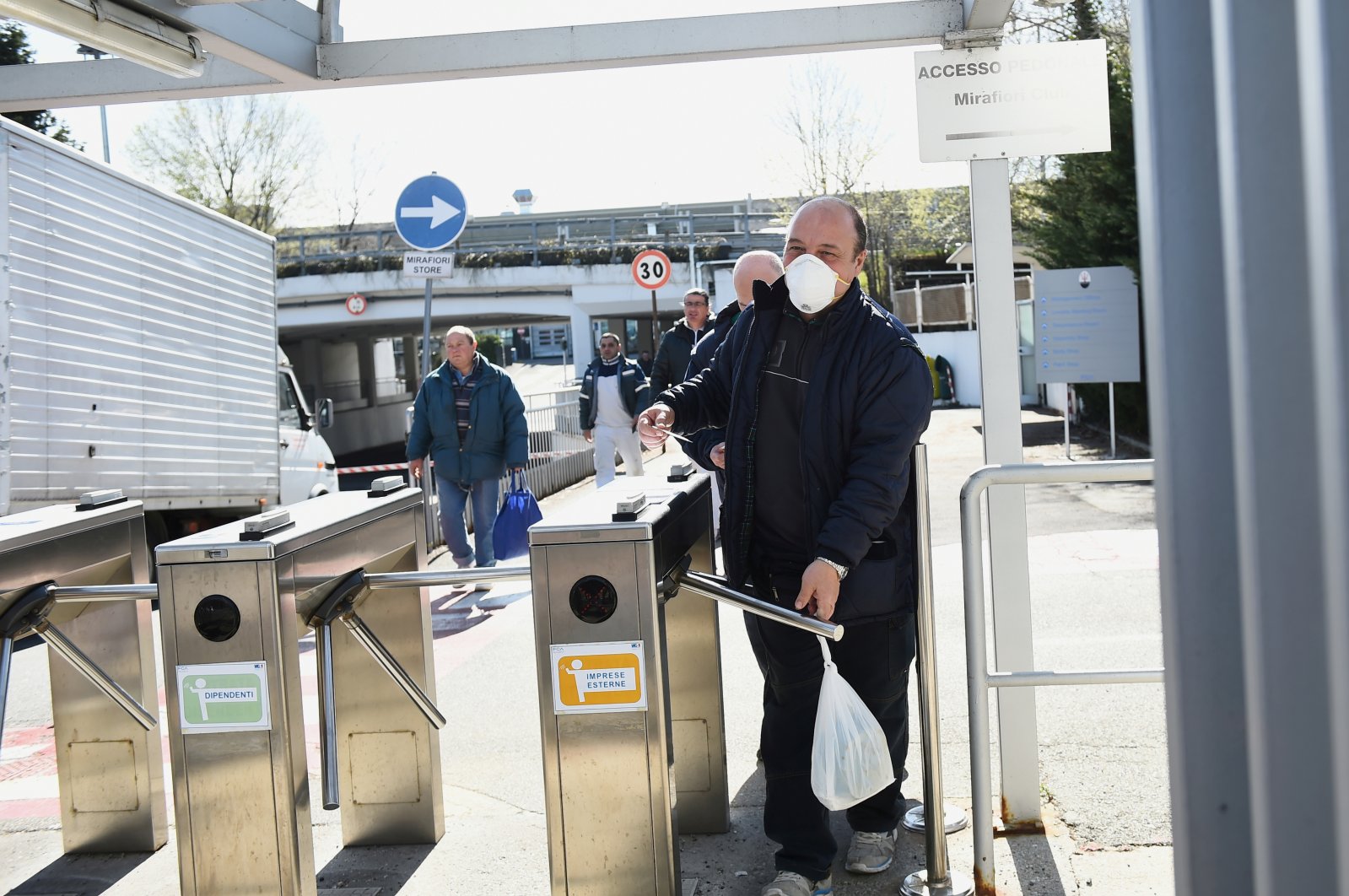 Fiat Chrysler Automobiles worker, wearing a protective face mask, leaves a Mirafiori plant, Turin, Italy, Tuesday, March 10, 2020. (Reuters Photo)