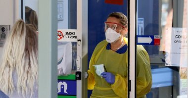 A nurse speaks with patients at the door of a new coronavirus disease (COVID-19) clinic opening at Mount Barker Hospital, Adelaide, Tuesday, March 17, 2020. (REUTERS Photo)