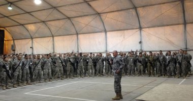U.S. Army Gen. Martin Dempsey, chairman of the Joint Chiefs of Staff, speaks with soldiers, Iraq, Nov. 15, 2014. (REUTERS Photo)