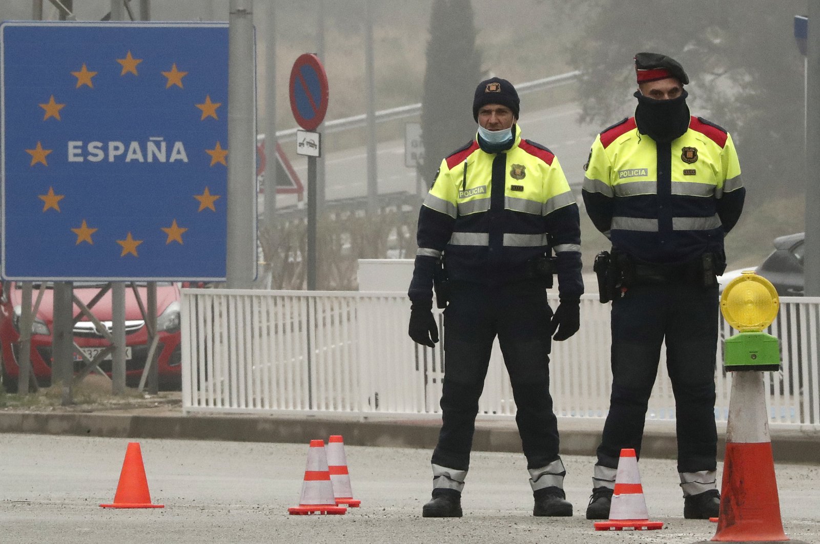 Policemen control the border crossing between Spain and France at Le Perthus, France, March 17, 2020. (EPA Photo)