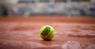 A 2019 French Open tennis tournament official ball is pictured on the Philippe Chatrier central court during the Roland Garros 2019 French Open tennis tournament in Paris, May 25, 2019. (AFP Photo)