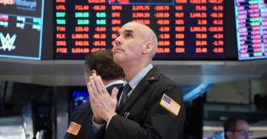 Traders work on the floor at the opening bell of the Dow Industrial Average at the New York Stock Exchange, March 18, 2020. (AFP Photo)