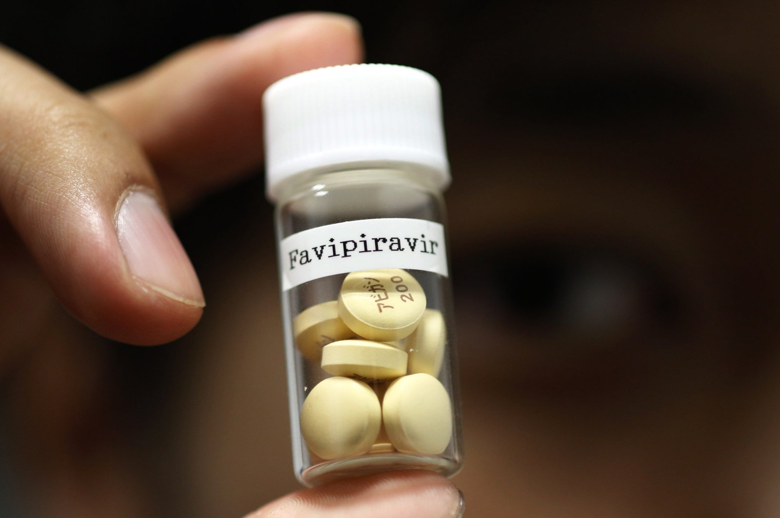 Avigan tablets (generic name: Favipiravir), a drug approved as an anti-influenza drug in Japan and developed by Toyama Chemical Co., a subsidiary of Fujifilm Holdings Co. are displayed in Tokyo, Oct. 22, 2014. (Reuters Photo)