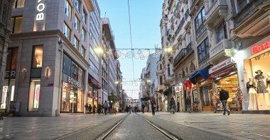 People walk along a nearly empty İstiklal Avenue as the nation tries to contain the coronavirus, Istanbul, Tuesday, March 17, 2020. (AFP Photo)