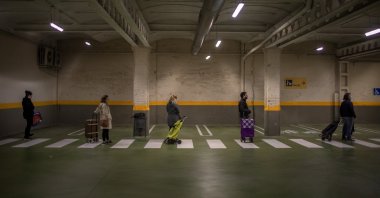 People line up to enter a shop to buy supplies in Barcelona, Spain, March 17, 2020. (AP Photo)