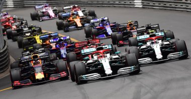 Mercedes driver Lewis Hamilton (C) takes the lead at the start of the Monaco Formula 1 Grand Prix in Monaco, May 26, 2019. (AFP Photo)