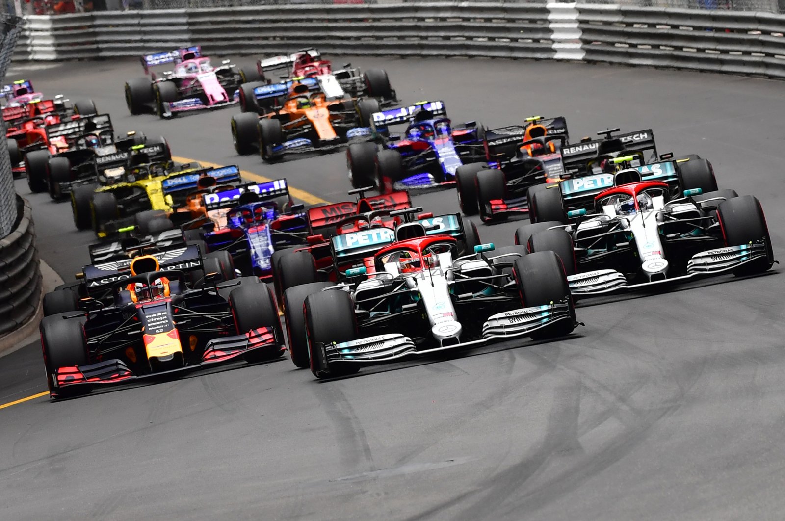 Mercedes driver Lewis Hamilton (C) takes the lead at the start of the Monaco Formula 1 Grand Prix in Monaco, May 26, 2019. (AFP Photo)