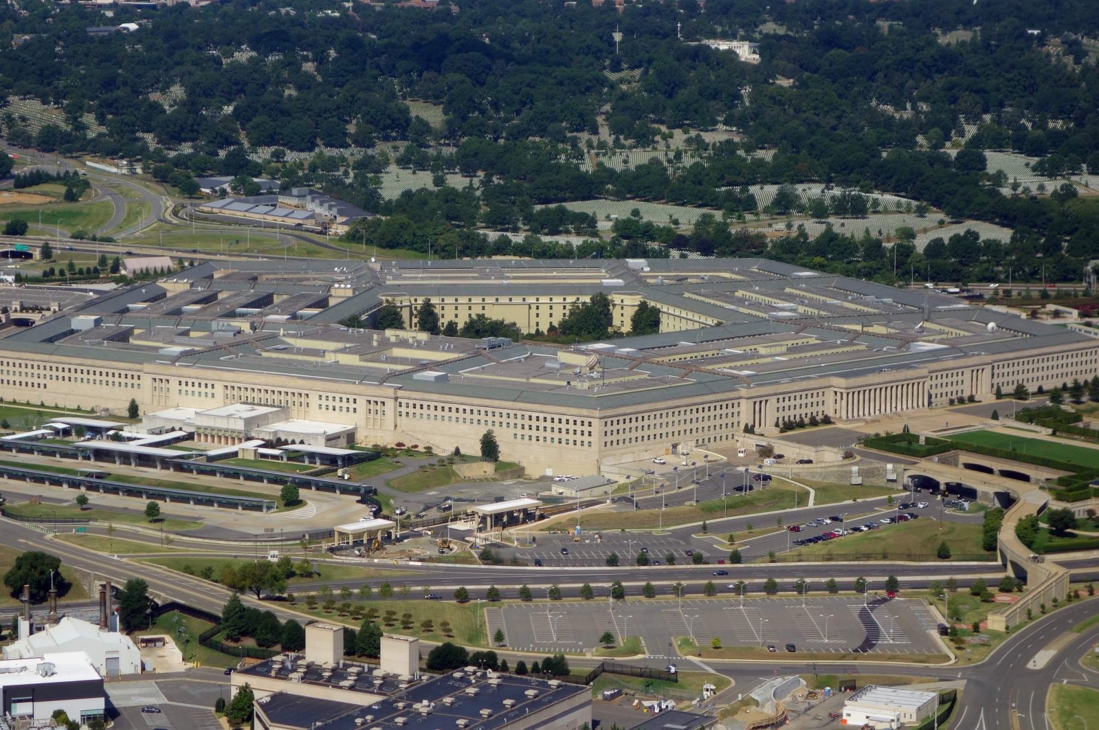 (FILES) In this file photo taken on August 25, 2013, The Pentagon is seen from the air over Washington, DC. - The US Defense Department announced on March 20, 2020, it has successfully tested an unarmed hypersonic missile, a weapon that could potentially overwhelm an adversary's defense systems. The Pentagon said a test missile flew at hypersonic speeds -- more than five times the speed of sound, or Mach 5 -- to a designated impact point. (Photo by SAUL LOEB / AFP)