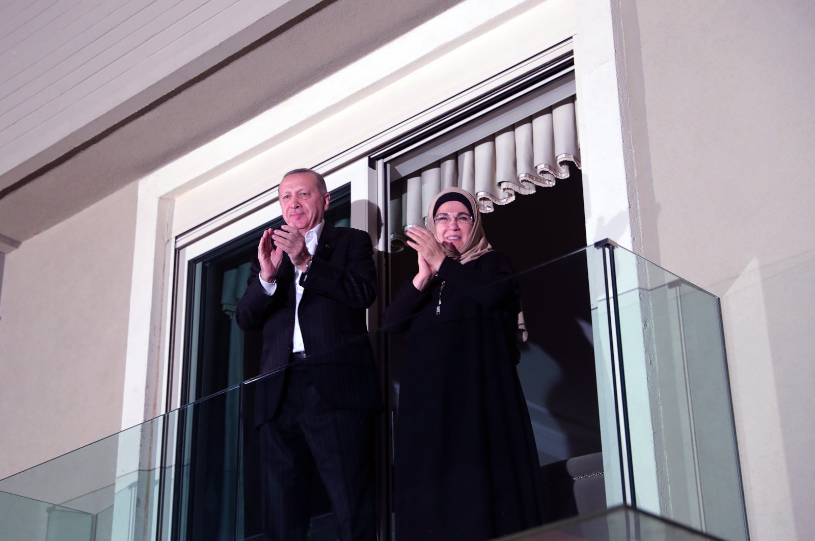 President Erdoğan and First Lady Emine Erdoğan applaud in support of Turkish health workers. (AA Photo)