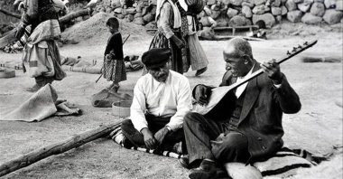 An old photo showing Aşık Veysel while playing his bağlama. (AA Photo)