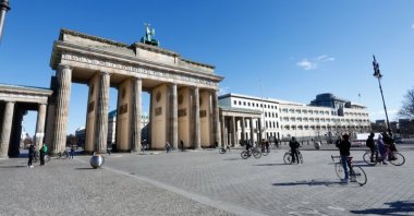 People stroll at the Pariser Platz in front of the Brandenburg Gate in Berlin, Germany, March 22, 2020, as the spread of the novel coronavirus continues. (Reuters Photo)