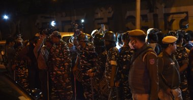 Indian security forces stand outside the gates of Tihar Jail, New Delhi, March 20, 2020. (AFP Photo)