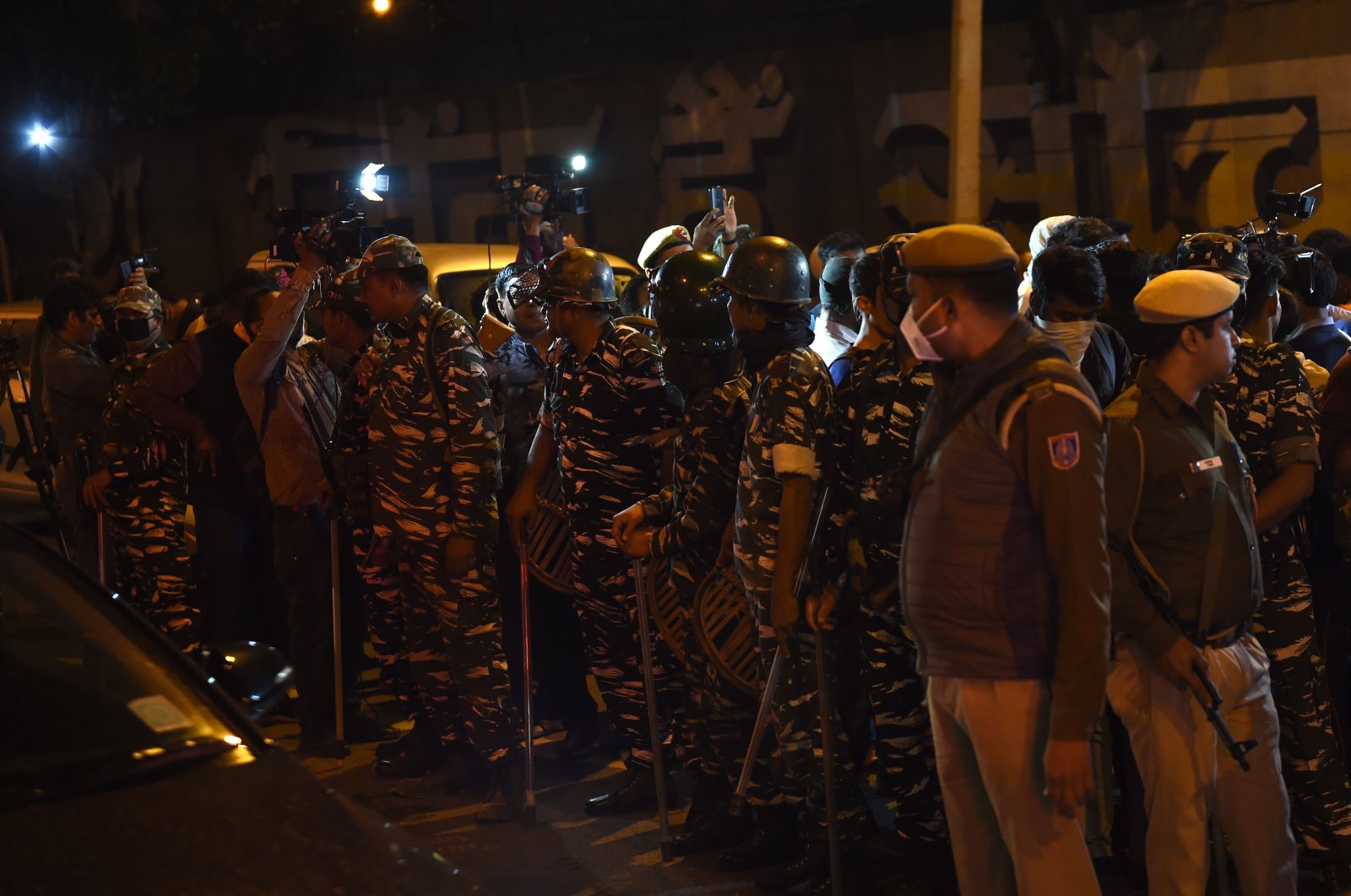 Indian security forces stand outside the gates of Tihar Jail, New Delhi, March 20, 2020. (AFP Photo)