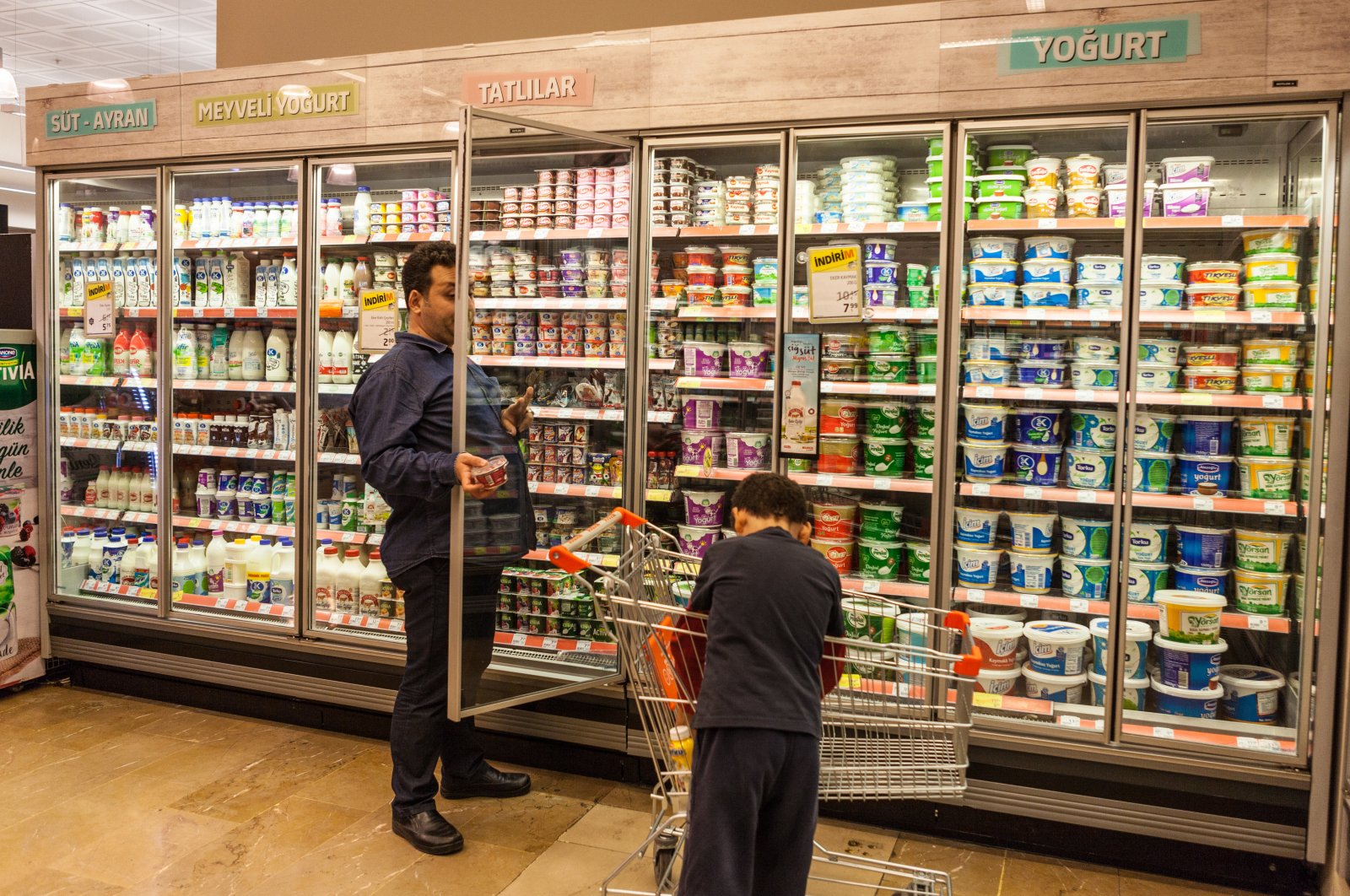 A man shops with his son at a Migros store in Istanbul, Turkey, on Oct. 10, 2018. (Sabah Photo)