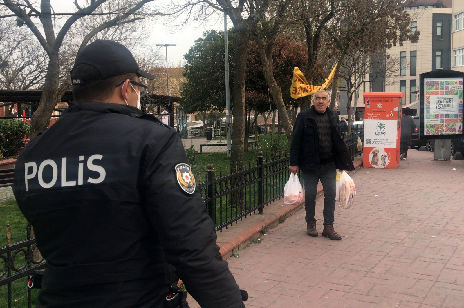 Police confront an elderly man on the street, Monday, March 23, 2020, in Istanbul (İHA Photo) 