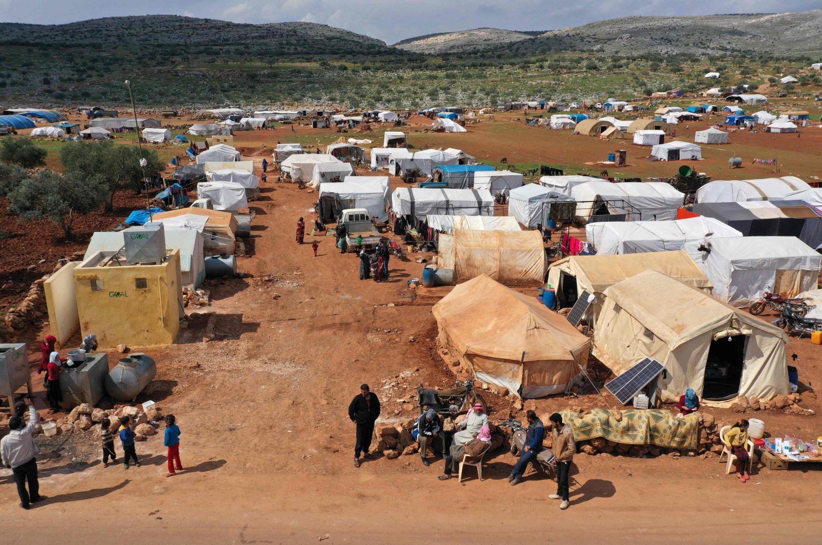 A displaced camp in the town of Kafr Uruq southwest of the town of Sarmada in Syria's northwestern Idlib province, March 17, 2020. (AFP Photo)