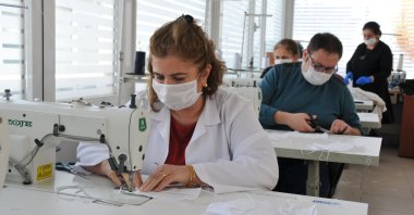 Volunteers at a workshop sew masks, Mardin, Tuesday, March 24, 2020. (DHA Photo)
