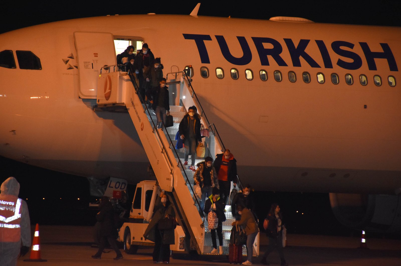 Students arriving from Europe disembark the plane, in Sivas, Monday, March 23, 2020. (DHA Photo) 