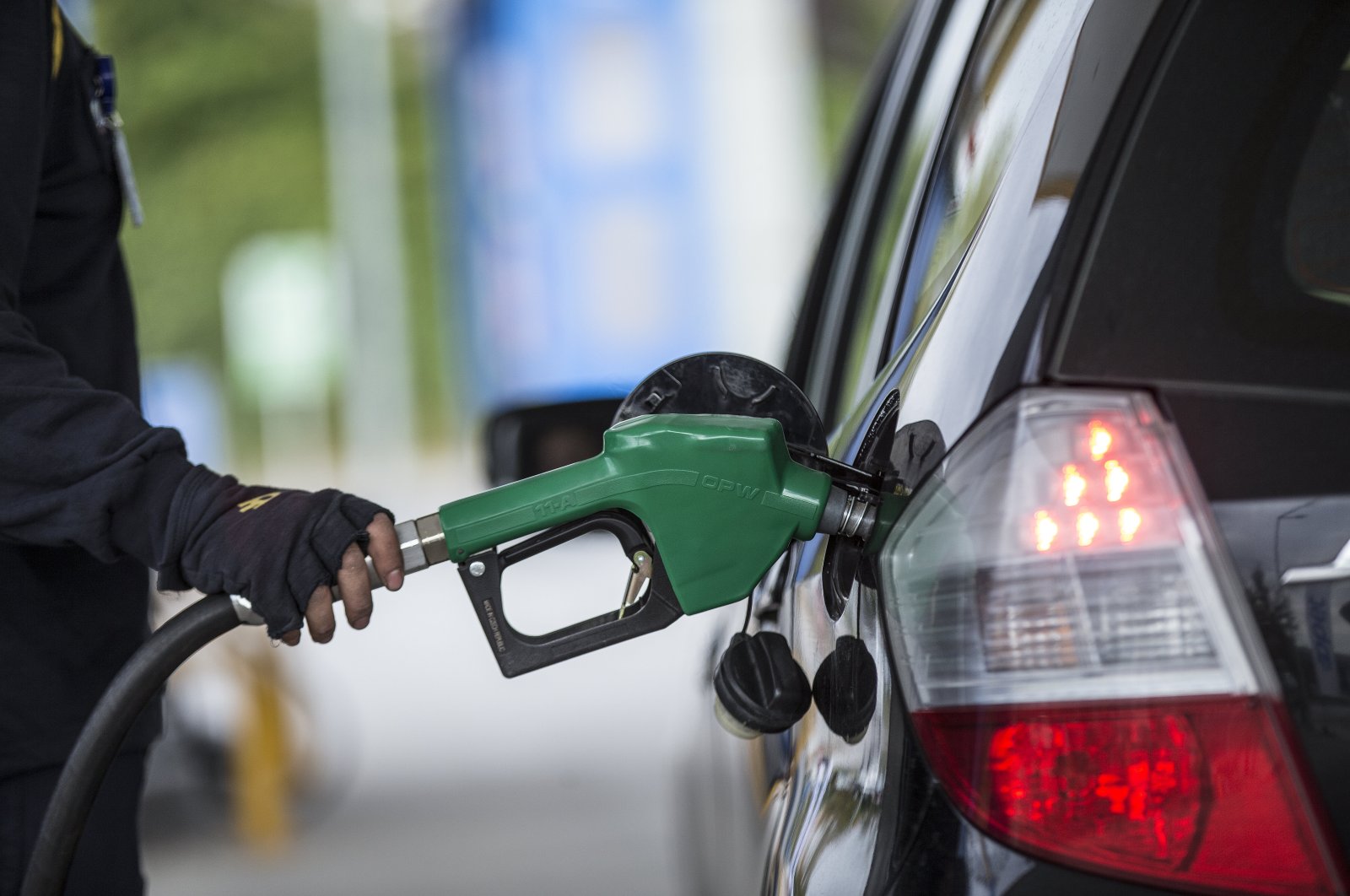 The sharp rise in sales comes after the country announced discounts of TL 0.60 per liter on gasoline and TL 0.55 per liter on diesel fuel. (AA Photo)